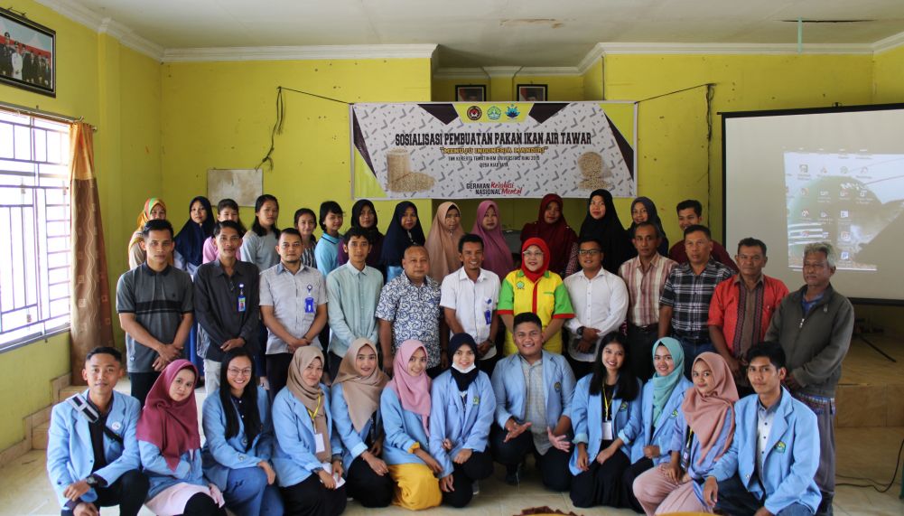 Mahasiswa Kukerta UNRI Sosialisasikan Pembuatan Pakan Ikan Air Tawar di Sei Kijang-Pelalawan