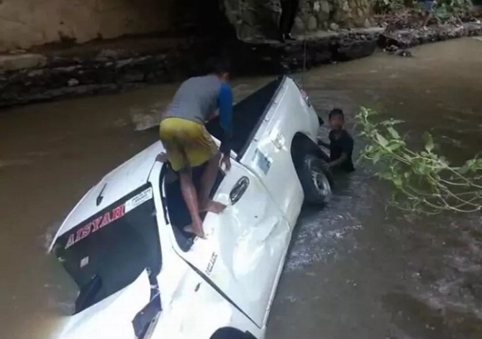 Mobil Pikap Terjun ke Sungai, Sopir Malah Tertawa, 'Saya Kira Rem Padahal Gas'