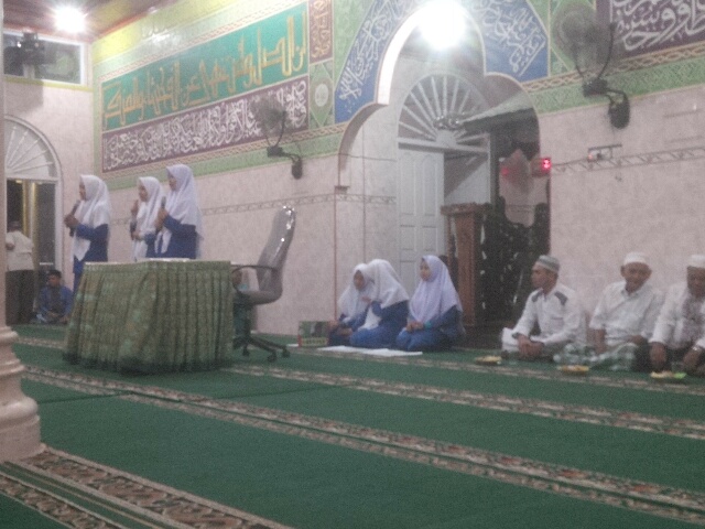 Santri Pondok Pesantren Bahrul Ulum Isi Tausyiah di Masjid Taqwa Pangkalan Baru