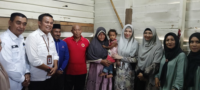 Ketua TP PKK dan DKP Pekanbaru Salurkan Bantuan untuk Keluarga Terdampak  Stunting di Bambu Kuning
