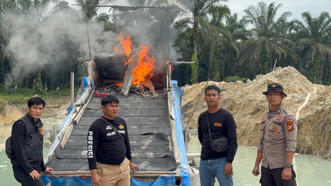 Nekat Beroperasi Empat PETI  Hangus Dibakar