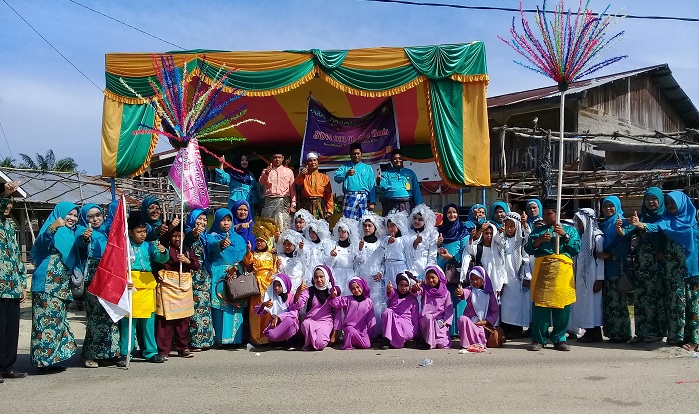Camat Tanah Putih Sedingin Lepaskan Pawai Taaruf MTQ ke-3 Tingkat Sekolah/Madrasah