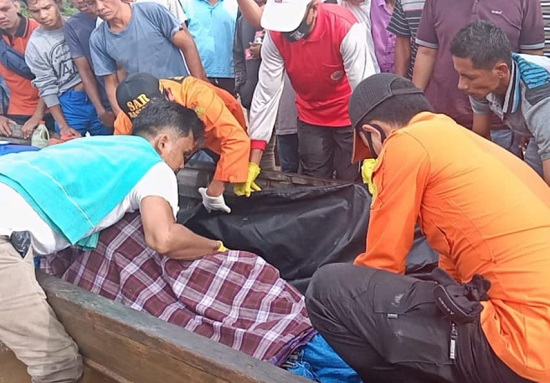 Tim SAR Evakuasi Mayat Warga Kampar yang Tenggelam di Sungai