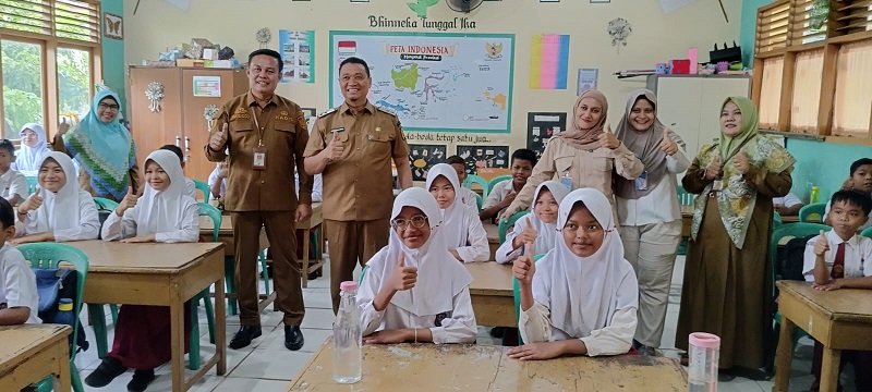 Wakil Wali Kota dan Kadis Ketahanan Pangan Antarkan  Makanan Bergizi untuk Murid SDN 115 Marpoyan Damai