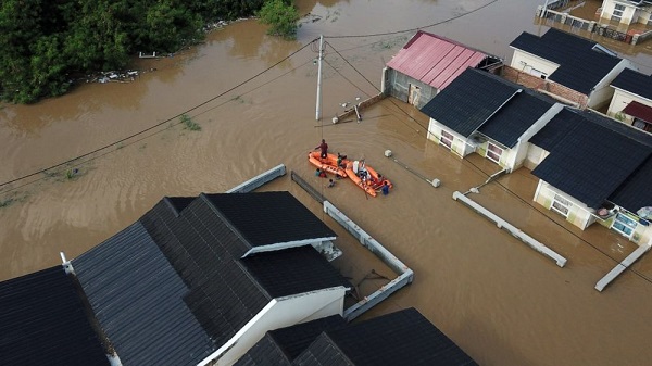BPBD Riau Distribusikan Setengah Ton Beras untuk Korban Banjir di Rumbai