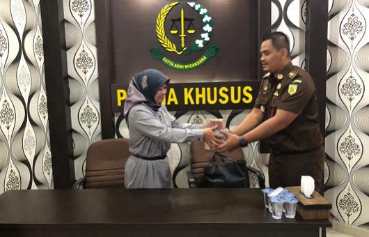 Bayar Denda, Istri Mantan Ketua DPRD Bengkalis Serahkan Rp200 Juta ke Kejari
