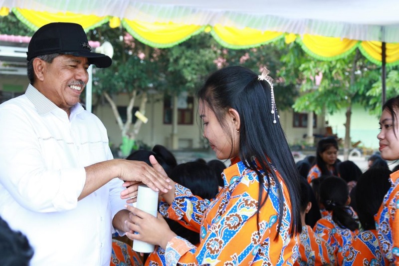 Kurangi Pemakaian Kemasan Plastik di Sekolah, Alfedri Bagikan Tumbler ke Pelajar