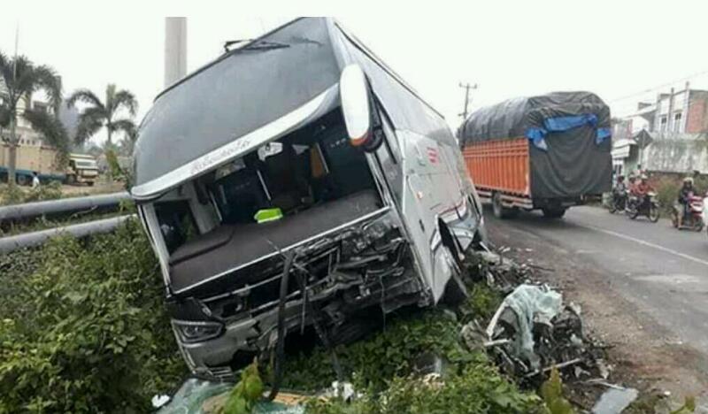 TRAGIS...Pulang Liburan dari Padang, Innova Ditabrak Bus SAN, 7 Orang Tewas Mengenaskan