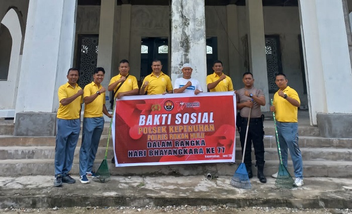 HUT Bhayangkara Ke-77, Personil Polsek Kepenuhan Bhakti Sosial di Masjid Al Ikhwan