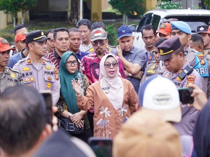 Wabup Misharti Temui Massa Warga Kampar Kiri Yang Berdemonstrasi di Kantor Bupati