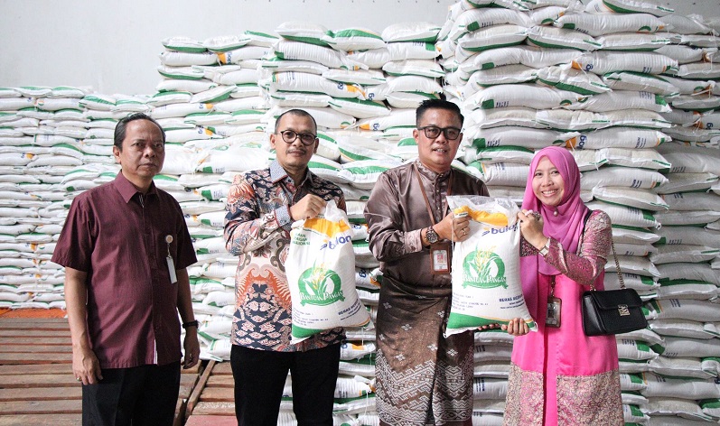 Jelang Penyaluran Tahap III, Kepala DKP Pekanbaru  Cek Kondisi Beras Bantuan di Gudang Bulog