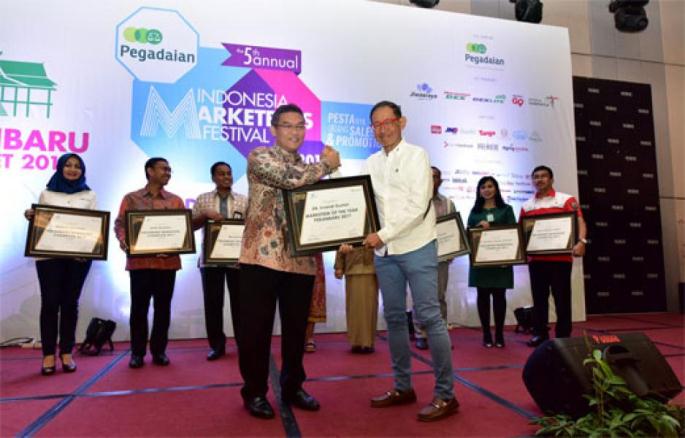 Tahniah... Dirut Bank Riau-Kepri Raih Award Marketeers of The Year 2017