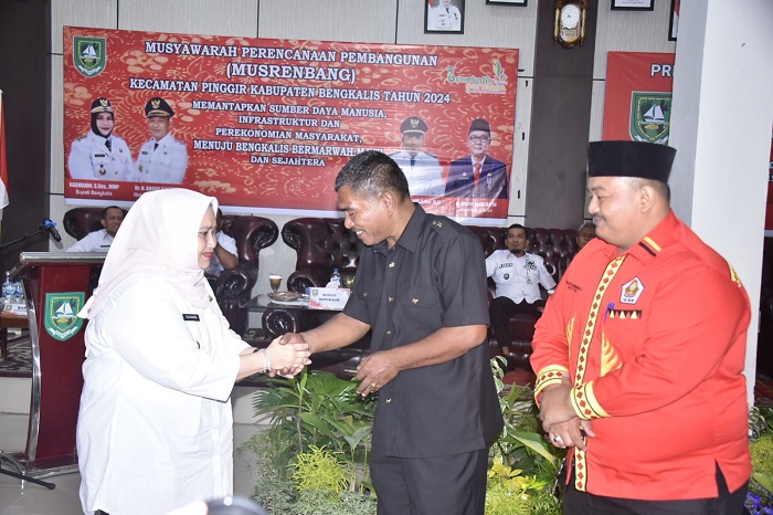 Bupati Kasmarni Serahkan 2 Unit Ambulan Untuk IKBR dan PKNR
