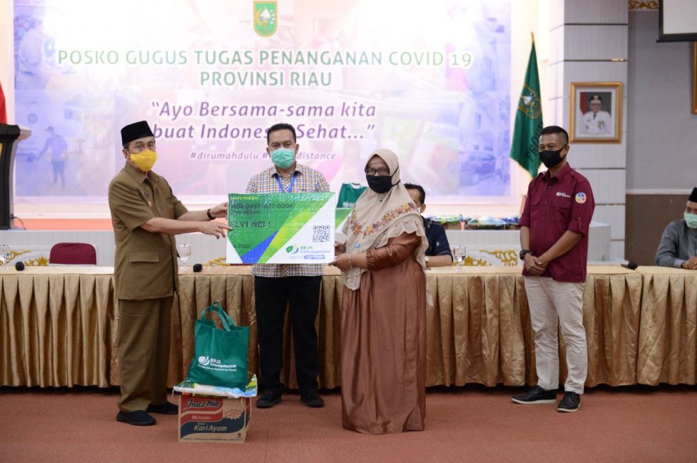 Gubri Bagikan Paket Sembako dari BPJS Ketenagakerjaan & Sedekah dari ASN Pemprov Riau