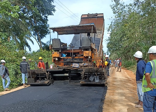 Dinas PUPR Rohul Mulai Lakukan Pengaspalan Ruas Jalan di  Pendalian IV Koto