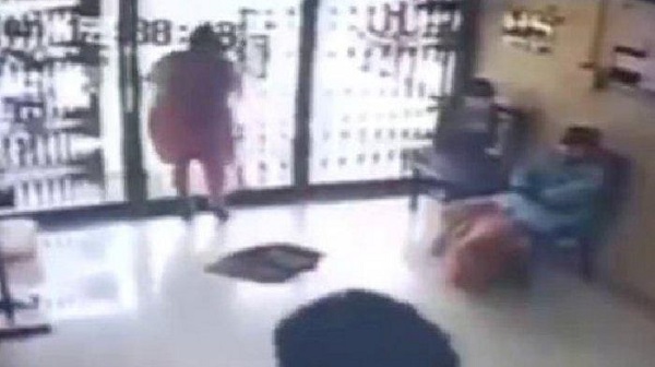 Nahas, Tabrak Pintu Kaca Saat Hendak Keluar dari Bank, Ibu Dua Anak  Tewas, Perutnya Tertusuk Pecahan Kaca...