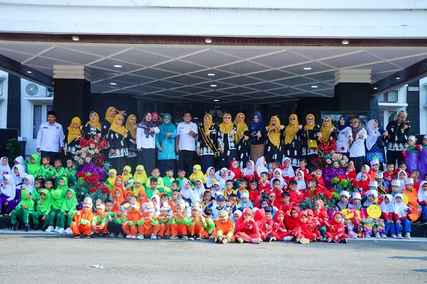 Bunda PAUD Kampar Canangkan Pojok Gembira dan Launching Gerakan Percepatan PAUD Holistik Integratif pada Peringatan Hari Anak Nasional 2025