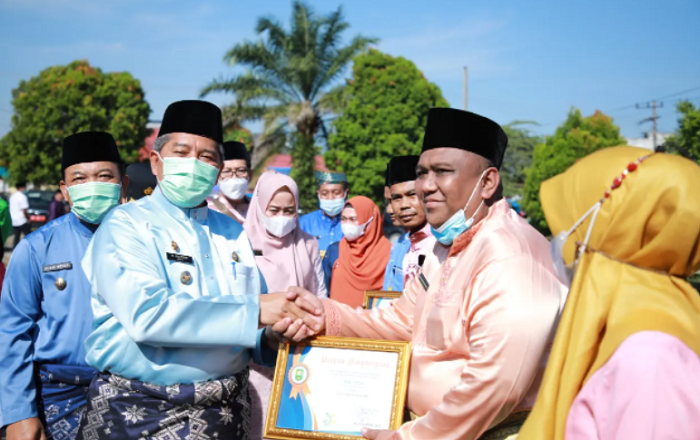 Bupati Siak H. Alfedri memberikan Penghargaan Sebagai Bentuk Apresiasi Kepada Fasilitator Daerah