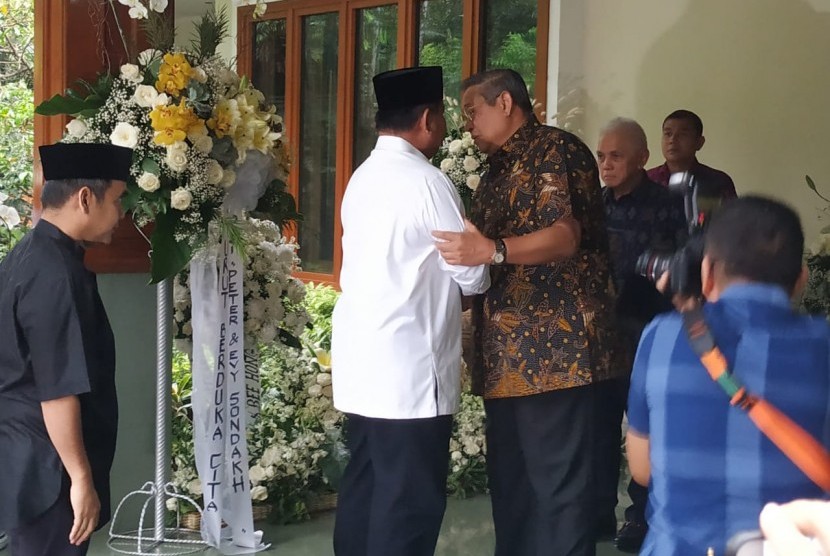 Prabowo Melayat ke Puri Cikeas, Disambut SBY dan Hatta, Ini Penampakannya