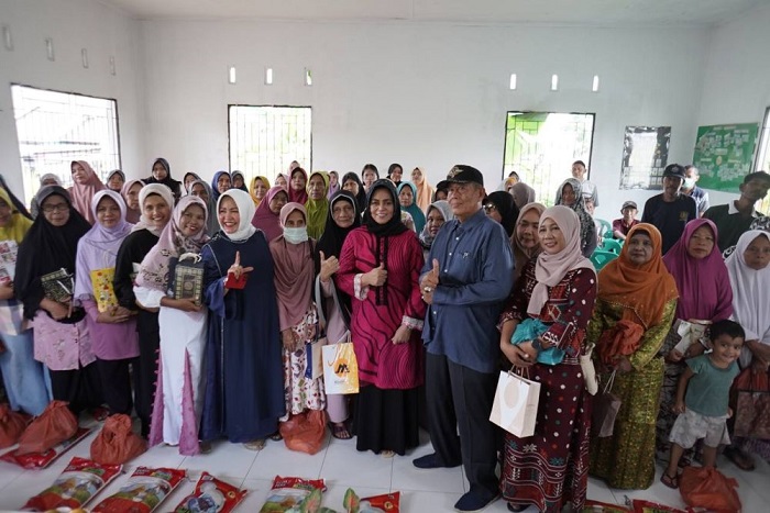 Misnarni Syamsuar Bagikan Sembako di Kelurahan Rejosari
