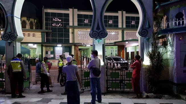 Malam Pertama, Pria Ambruk  di Halaman Masjid Kemayoran Bikin  Ibadah Salat Tarawih Langsung Bubar