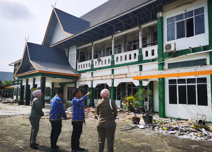 Bupati Asmar Tinjau Renovasi Kantor Bupati