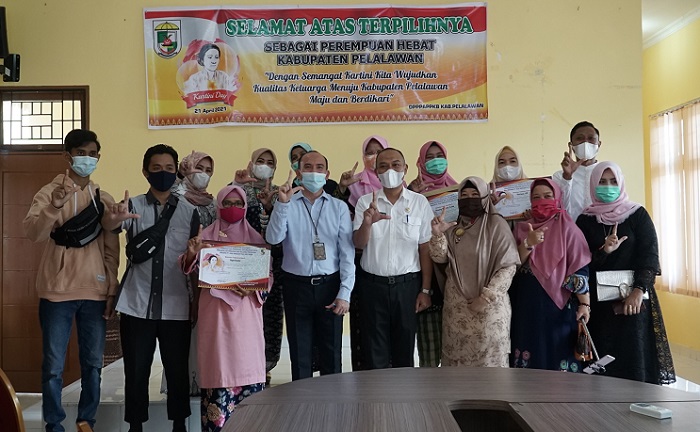 Enam Perempuan Pelalawan Raih Penghargaan 'Kartini' Pelalawan