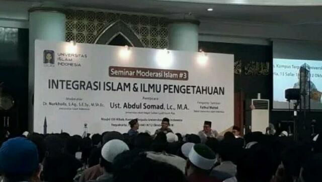 Ditolak di Kampusnya, Mahasiswi UGM Malah Dapat Tepuk Tangan Meriah Saat Berdialog dengan UAS di Masjid UII