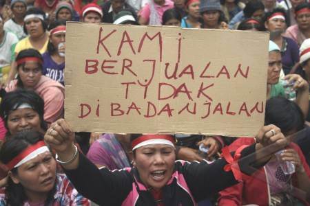 Puluhan Pedagang Pasar Kaget Rumbai Demo di Depan Kantor Wali kota