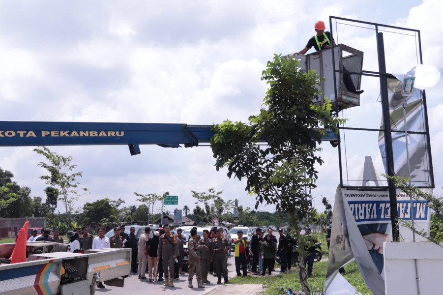 Kampanye Duluan, Bawaslu Kota Pekanbaru Lakukan Penertiban Alat Peraga Caleg