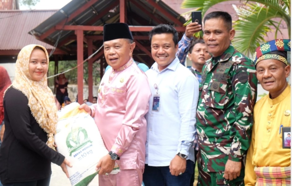 Bupati Meranti Salurkan Bantuan Beras CPP kepada 30.411 Penerima
