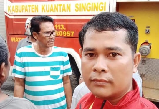 Anggota DPRD Riau H. Sukarmis Tinjau Korban Kebakaran di Jalan Sudirman Kuantan Tengah