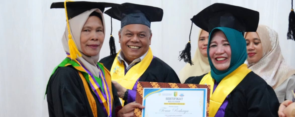 Asisten II Hadiri Wisuda Sekolah Lansia Sehat Ceria