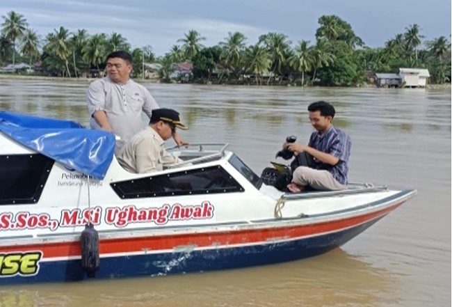 Tinjau Kondisi Banjir, Bupati Kuansing Susuri Sungai Kuantan Selama 4 Jam