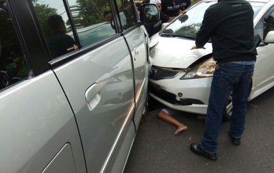 OH TUHAN...Ditabrak Honda Jazz, Pengendara Motor Nyungsep di Bawah Kolong, Ini Penampakannya