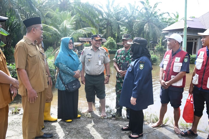 Bupati Kasmarni Tinjau Lokasi Banjir Sembari Salurkan Bantuan