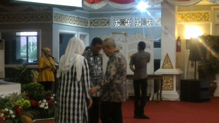 Pensiun, Gubernur Riau Peluk Kepala BPSDM Kasiaruddin