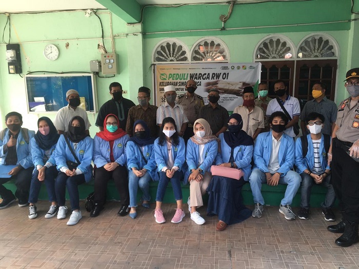Ikatan Pemuda Hijrah RW 01 Bersama Warga Bantu Masyarakat Terdampak Covid-19