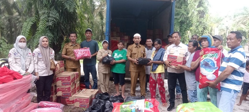 Dinsos Serahkan Bantuan untuk 12 Rumah Terbakar di Bathin Solapan