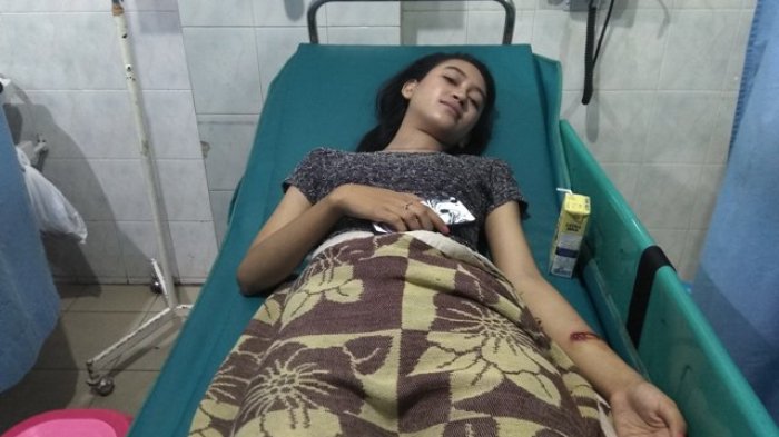 BRAKKK...Pacu Mobil 100 Km/Jam, Mahasiswi Cantik Luka Parah Usai Tabrak Kantin Kampus, Katanya Buru-buru Mau Ospek