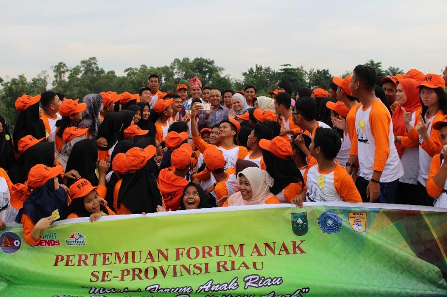 Berbaur dengan Forum  Anak Riau, Gubri: Kalau Sudah Berhasil, Jangan Lupa Membangun Riau