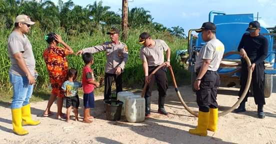 Salut, Polres Rohil Bagikan Air Bersih Kepada Korban Banjir di Ujung Tanjung