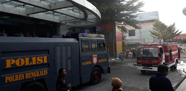 Keluarkan Asap Pekat, Damkar Pecah Kaca KFC, Sore Tadi Api Sudah Berhasil Dipadamkan