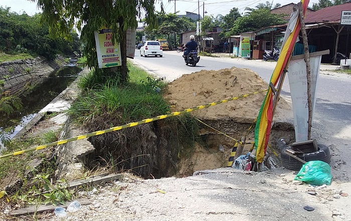 TOLOONG...Sudah Hampir Sebulan  Badan Jalan Parit Indah Ujung Ini Amblas, Belum  Kunjung Diperbaiki