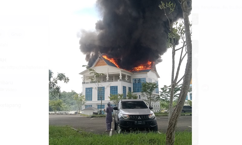Asap Hitam dan Kobaran Api Masih Menyala di Gedung Lipat Kajang Tenayan Saat Ini