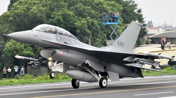 Enam Pesawat Tempur F-16 dan Puluhan  Kru Angkatan Udara Amerika Serikat Mendarat di Lanud Pekanbaru