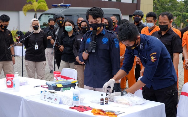 Polda Riau Bongkar Peredaran  Puluhan Botol Narkoba Cair  di Pasir Putih Kampar
