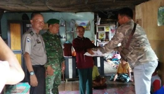Bantu Patroli Peduli Api, Arara Abadi dan Babinsa Kandis Beri Beras pada Warga Belutu