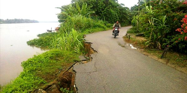Amblas ke Sungai, Jalan Provinsi  Rengat Tembilahan Hampir  'Menjelang Ajal' 