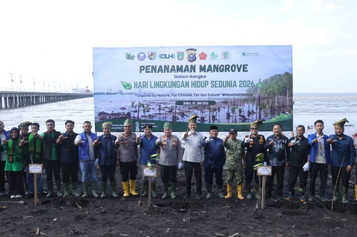 Kapolda dan Wali Kota Duimai Lakukan Penanaman Pohon Mangrove di Mundam
